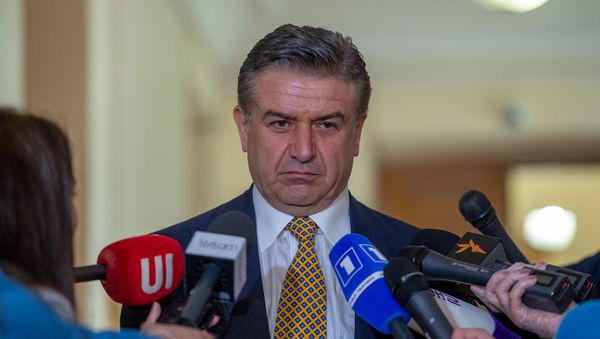 Карен Карапетян отвечает на вопросы журналистов после завершения заседания комиссии по изучению обстоятельств апрельской войны 2016 года в Карабахе (11 мая 2020). Еревaн - Sputnik Արմենիա