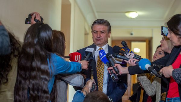 Карен Карапетян отвечает на вопросы журналистов после завершения заседания комиссии по изучению обстоятельств апрельской войны 2016 года в Карабахе (11 мая 2020). Еревaн - Sputnik Армения