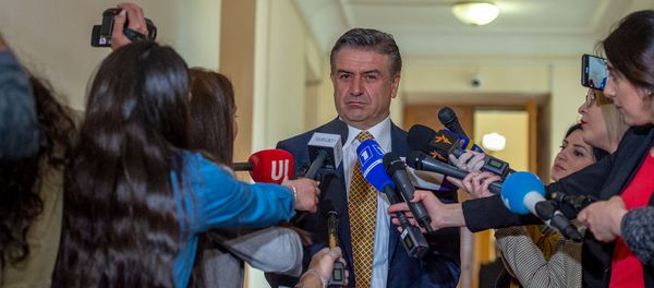Карен Карапетян отвечает на вопросы журналистов после завершения заседания комиссии по изучению обстоятельств апрельской войны 2016 года в Карабахе (11 мая 2020). Еревaн Карен Карапетян отвечает на вопросы журналистов после завершения заседания комиссии по изучению обстоятельств апрельской войны 2016 года в Карабахе (11 мая 2020). Еревaн - Sputnik Արմենիա
