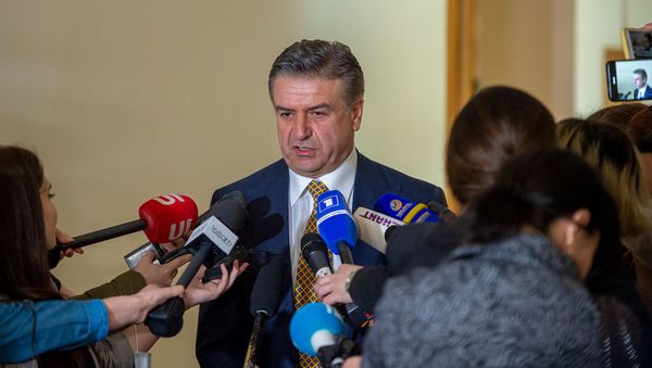 Карен Карапетян отвечает на вопросы журналистов после завершения заседания комиссии по изучению обстоятельств апрельской войны 2016 года в Карабахе (11 мая 2020). Еревaн - Sputnik Армения