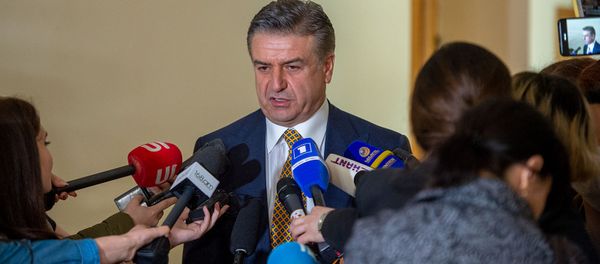 Карен Карапетян отвечает на вопросы журналистов после завершения заседания комиссии по изучению обстоятельств апрельской войны 2016 года в Карабахе (11 мая 2020). Еревaн - Sputnik Армения