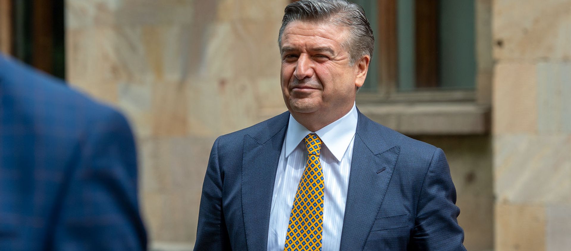 Карен Карапетян покидает здание парламента после завершения заседания комиссии по изучению обстоятельств апрельской войны 2016 года в Карабахе (11 мая 2020). Еревaн - Sputnik Արմենիա, 1920, 22.04.2021