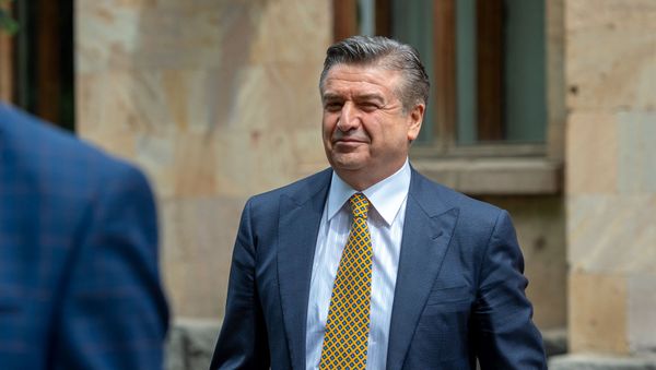 Карен Карапетян покидает здание парламента после завершения заседания комиссии по изучению обстоятельств апрельской войны 2016 года в Карабахе (11 мая 2020). Еревaн - Sputnik Армения