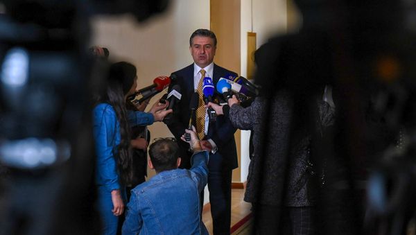 Карен Карапетян отвечает на вопросы журналистов после завершения заседания комиссии по изучению обстоятельств апрельской войны 2016 года в Карабахе (11 мая 2020). Еревaн - Sputnik Армения