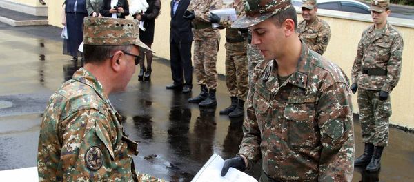 Военнослужащие Армии обороны Карабаха получили квартиры (10 мая 2020). Карабах - Sputnik Армения