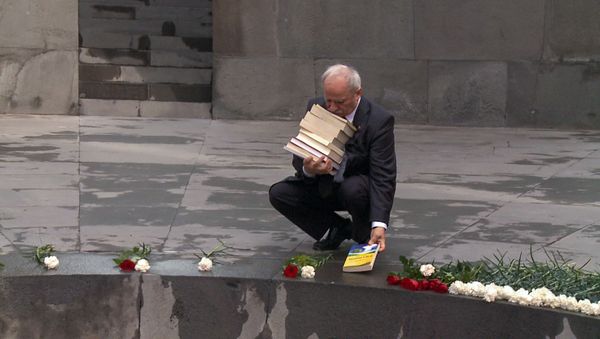 Кемаль Ялчин в мемориальном комплексе Цицернакаберд - Sputnik Армения