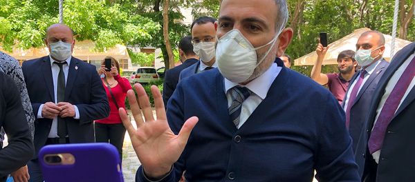 Премьер-министр Никол Пашинян выслушал протестующих у Центрального Банка (13 мая 2020). Еревaн - Sputnik Армения