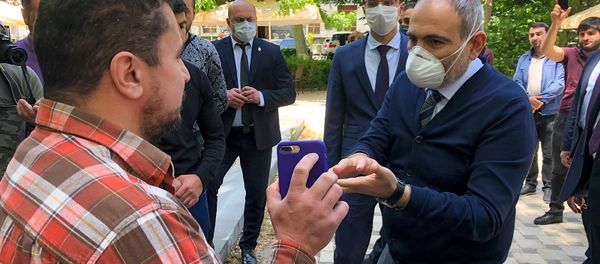 Премьер-министр Никол Пашинян выслушал протестующих у Центрального Банка (13 мая 2020). Еревaн Премьер-министр Никол Пашинян выслушал протестующих у Центрального Банка (13 мая 2020). Еревaн - Sputnik Армения