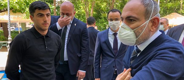 Премьер-министр Никол Пашинян выслушал протестующих у Центрального Банка (13 мая 2020). Еревaн - Sputnik Армения