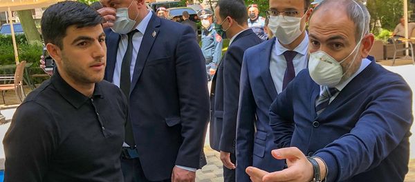 Премьер-министр Никол Пашинян выслушал протестующих у Центрального Банка (13 мая 2020). Еревaн Премьер-министр Никол Пашинян выслушал протестующих у Центрального Банка (13 мая 2020). Еревaн - Sputnik Армения