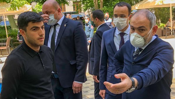 Премьер-министр Никол Пашинян выслушал протестующих у Центрального Банка (13 мая 2020). Еревaн Премьер-министр Никол Пашинян выслушал протестующих у Центрального Банка (13 мая 2020). Еревaн - Sputnik Армения