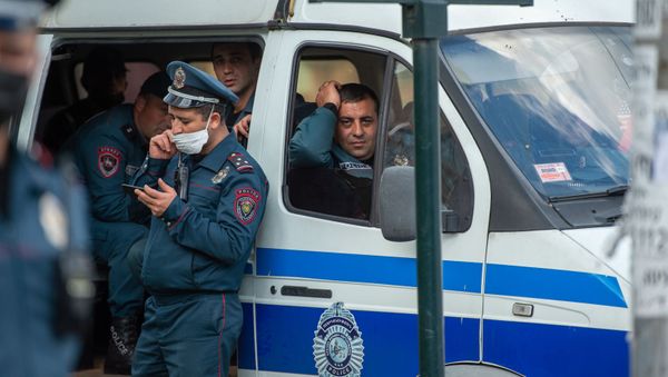 Полицейские перед зданием суда (13 мая 2020). Еревaн - Sputnik Армения