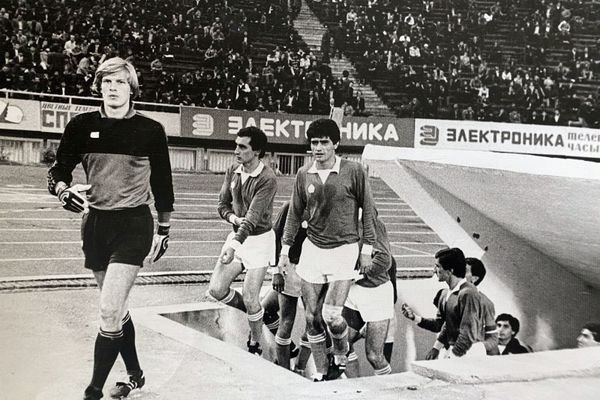 Вратарь Александр Подшивалов в составе ереванского Арарата (слева) - Sputnik Армения