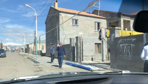 Неизвестные оставили оскорбительные записи на стене дома, владелец которого заболел коронавирусом (14 мая 2020). Мартуни - Sputnik Արմենիա