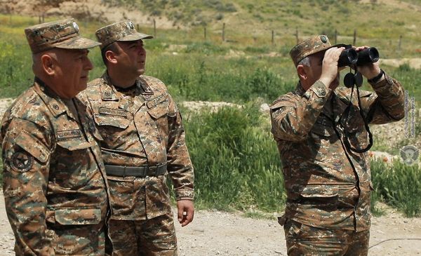 Начальник Генштаба Армении посетил позиции на границе с Азербайджаном - Sputnik Армения