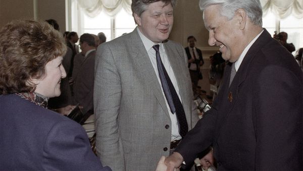 Народный депутат СССР и РСФСР Борис Ельцин приветствует народного депутата СССР Галину Старовойтову (1 мая 1990). Москвa - Sputnik Արմենիա