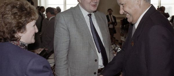 Народный депутат СССР и РСФСР Борис Ельцин приветствует народного депутата СССР Галину Старовойтову (1 мая 1990). Москвa - Sputnik Արմենիա