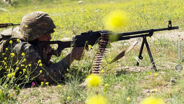 Армянский военнослужащий на учении по стрельбе Армянский военнослужащий на учении по стрельбе - Sputnik Армения