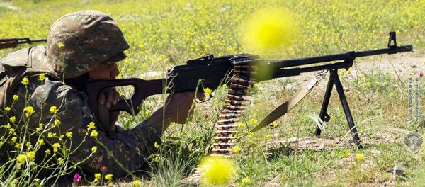 Армянский военнослужащий на учении по стрельбе Армянский военнослужащий на учении по стрельбе - Sputnik Армения