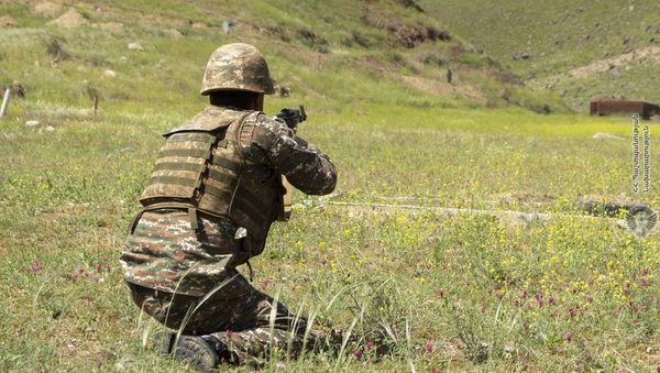 Армянский военнослужащий на учении по стрельбе Армянский военнослужащий на учении по стрельбе - Sputnik Армения