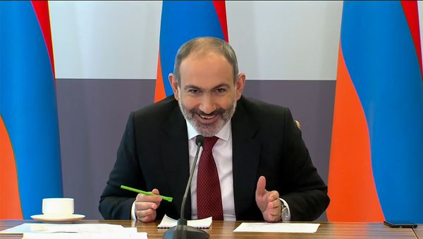 Онлайн пресс-конференция премьер-министра Никола Пашиняна (16 мая 2020). Еревaн Онлайн пресс-конференция премьер-министра Никола Пашиняна (16 мая 2020). Еревaн - Sputnik Армения