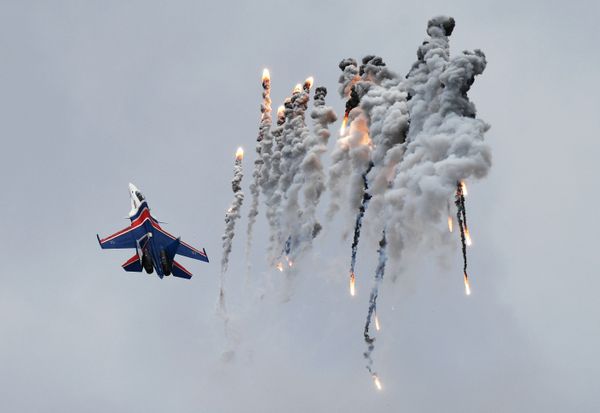 Истребитель Су-30СМ пилотажной группы Русские витязи на авиационном празднике в честь Дня Победы в Кубинке - Sputnik Армения