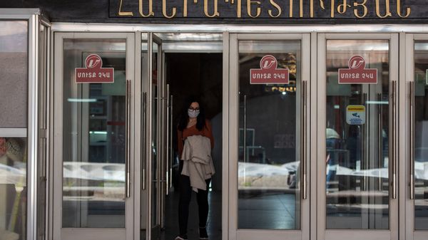 Метрополитен в период пандемии после введения масочного режима (18 мая 2020). Еревaн - Sputnik Արմենիա