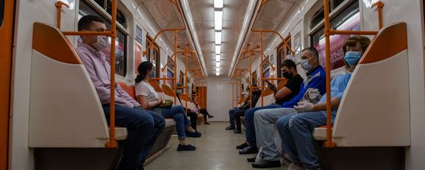 Пассажиры ереванского метро соблюдают социальную дистанцию в период пандемии после введения масочного режима (18 мая 2020). Еревaн - Sputnik Արմենիա