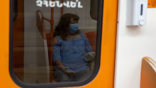  Метрополитен в период пандемии после введения масочного режима (18 мая 2020). Еревaн - Sputnik Արմենիա