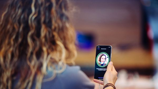 Айфон всевидящий: смартфоны Apple смогут распознавать лица под медицинскими масками  - Sputnik Армения
