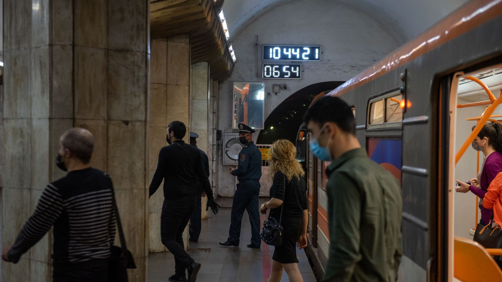 Метрополитен в период пандемии после введения масочного режима (18 мая 2020). Еревaн Метрополитен в период пандемии после введения масочного режима (18 мая 2020). Еревaн - Sputnik Армения, 1920, 27.03.2021