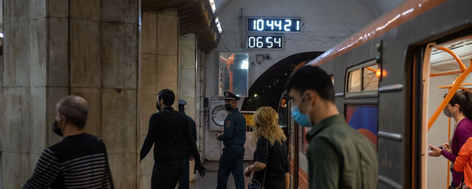 Метрополитен в период пандемии после введения масочного режима (18 мая 2020). Еревaн - Sputnik Армения, 1920, 05.03.2021