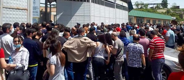 Очередь у учетно-экзаменационного отдела дорожной полиции (18 мая 2020). Еревaн Очередь у учетно-экзаменационного отдела дорожной полиции (18 мая 2020). Еревaн - Sputnik Армения