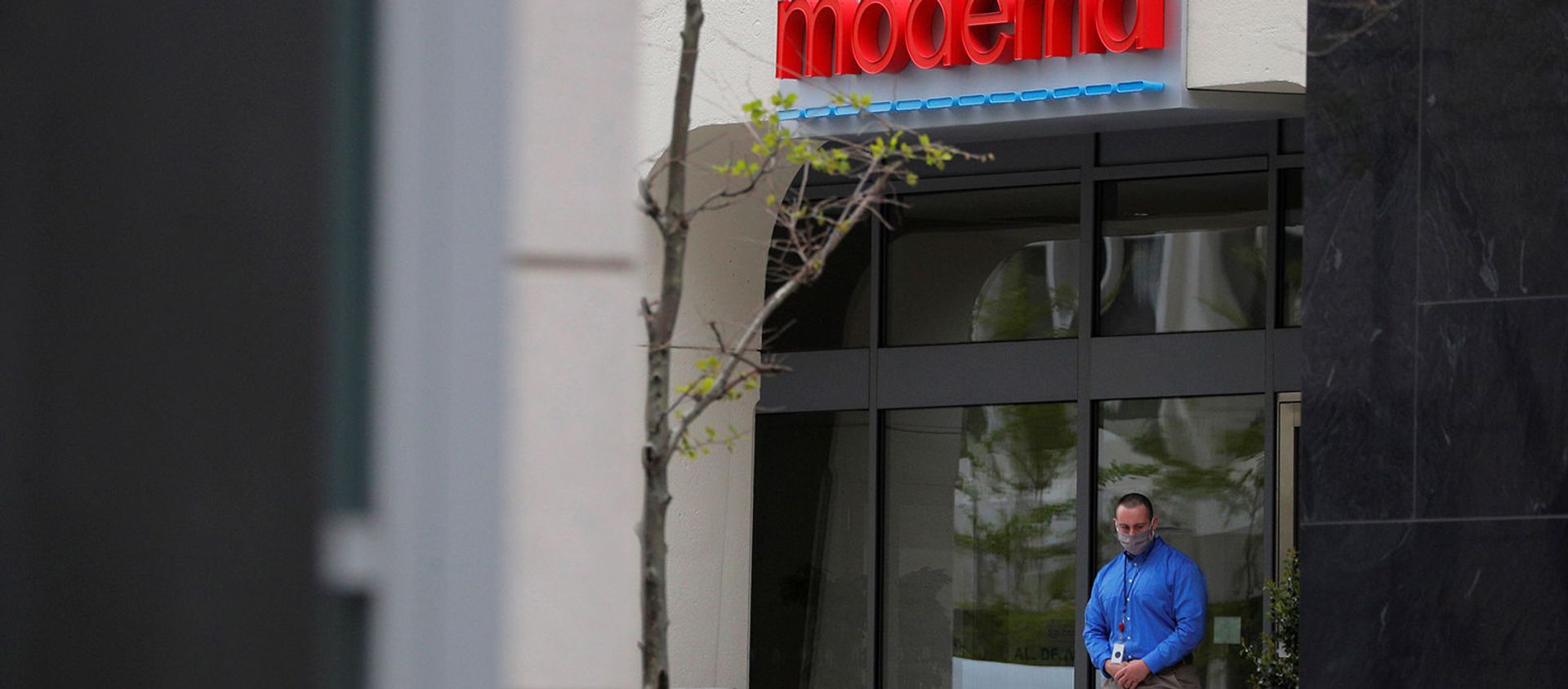 Логотип на входе в штаб-квартиру Moderna Therapeutics, которая разрабатывает вакцину против коронавирусной болезни (18 мая 2020). Кембридж - Sputnik Արմենիա, 1920, 24.11.2020