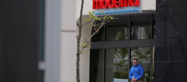 Логотип на входе в штаб-квартиру Moderna Therapeutics, которая разрабатывает вакцину против коронавирусной болезни (18 мая 2020). Кембридж - Sputnik Армения
