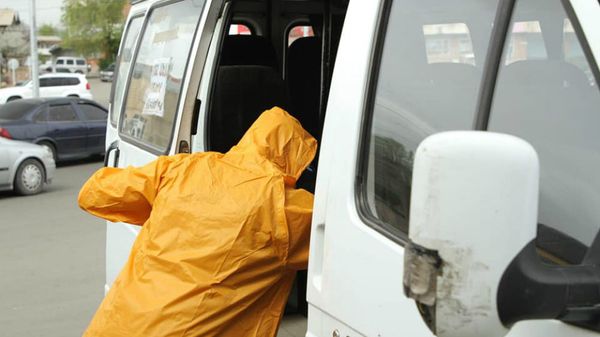 Второй день подряд общественный транспорт в городе «работает» с масками, перчатками и алкоголем (19 мая 2020). Гюмри - Sputnik Արմենիա