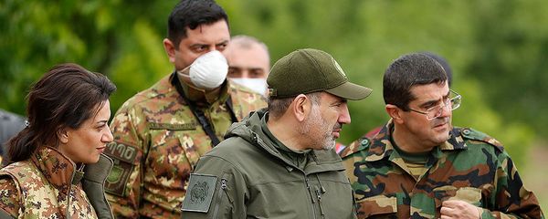 Премьер-министр Армении Никол Пашинян и новоизбранный президент Карабаха Араик Арутюнян посетили воинские части (9 мая 2020). Карабах - Sputnik Армения