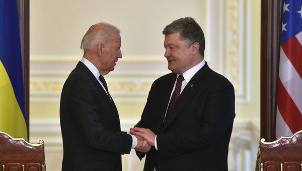 Президент Украины Петр Порошенко (справа) и вице-президент США Джо Байден перед началом совместного заявления для прессы после их встречи (16 января 2017). Киев - Sputnik Армения