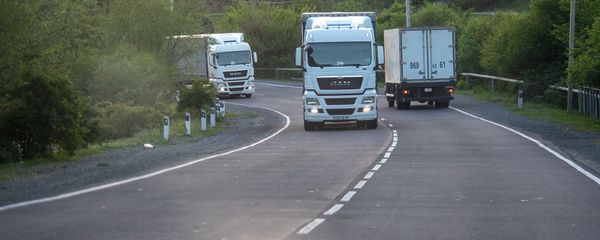 Фуры на межгосударственной трассе M-4 Фуры на межгосударственной трассе M-4 - Sputnik Армения