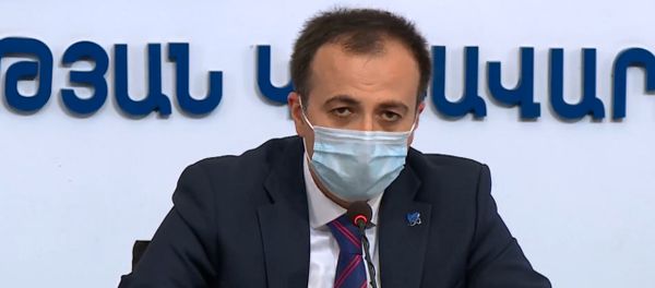 Министр здравоохранения Арсен Торосян в защитной медицинской маске во время онлайн пресс-конференции (21 мая 2020). Еревaн - Sputnik Армения