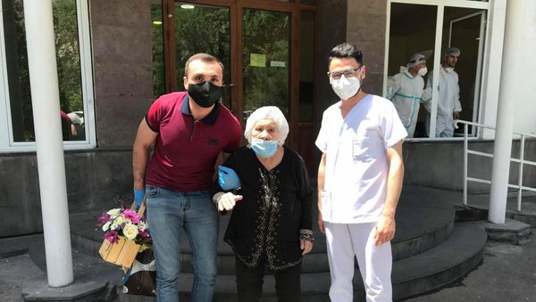 Выписавшаяся из мед. центра Сурб Григор Лусаворич после лечения коронавирусной болезни 91-летняя бабушка Србуи (21 мая 2020). Еревaн Выписавшаяся из мед. центра Сурб Григор Лусаворич после лечения коронавирусной болезни 91-летняя бабушка Србуи (21 мая 2020). Еревaн - Sputnik Армения