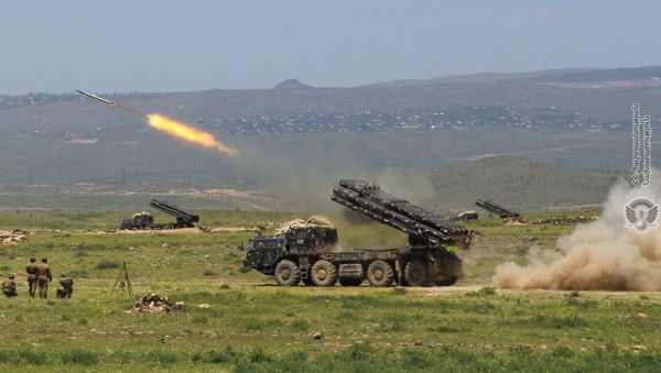 Крупномасштабные тактические учения военного училища Баграмян с применением оперативных тактических ракетных установок и систем залпового огня Смерч (21 мая 2020). - Sputnik Армения