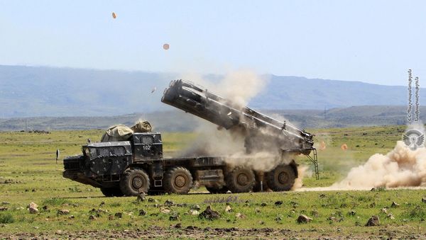 Крупномасштабные тактические учения военного училища Баграмян с применением оперативных тактических ракетных установок и систем залпового огня Смерч (21 мая 2020). - Sputnik Արմենիա