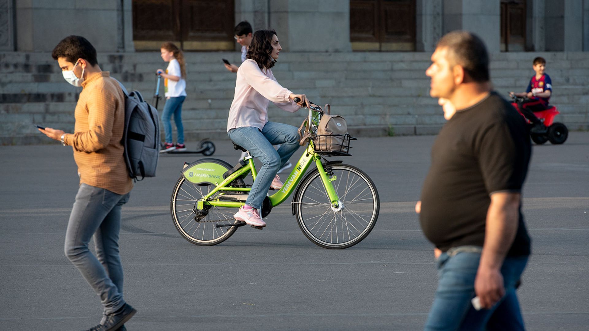 Девушка катается на велосипеде Yerevan Ride Девушка катается на велосипеде Yerevan Ride - Sputnik Արմենիա, 1920, 13.05.2021
