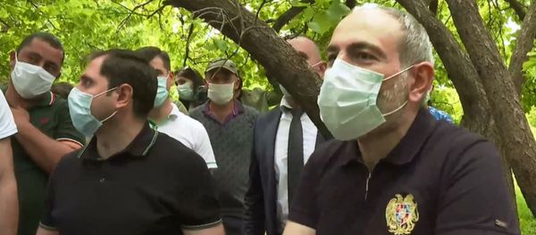 Премьер-министр Никол Пашинян в деревне Кахцрашен обсуждает с жителями проблемы земледелия (23 мая 2020). - Sputnik Արմենիա
