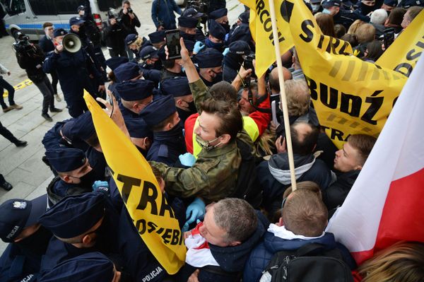 Столкновения участников акции протеста против карантинных мер, введенных в связи с пандемией коронавируса COVID-19, с сотрудниками полиции в Варшаве - Sputnik Армения