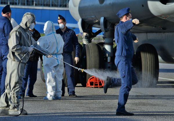 Дезинфекция российский военных специалистов после возвращения из Италии - Sputnik Армения