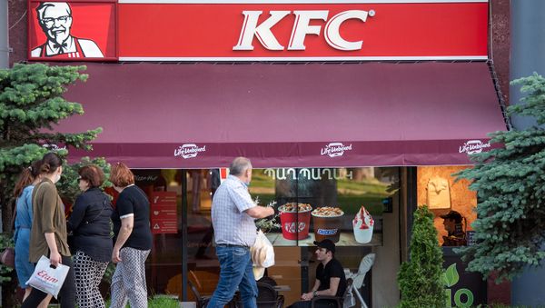 Прохожие у ресторана быстрого питания KFC Прохожие у ресторана быстрого питания KFC - Sputnik Армения
