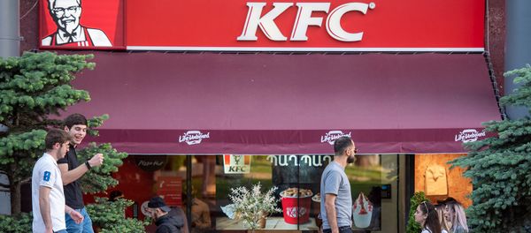 Прохожие у ресторана быстрого питания KFC Прохожие у ресторана быстрого питания KFC - Sputnik Արմենիա