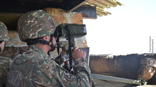 Армянские военннослужащие на боевом посту Армянские военннослужащие на боевом посту - Sputnik Армения